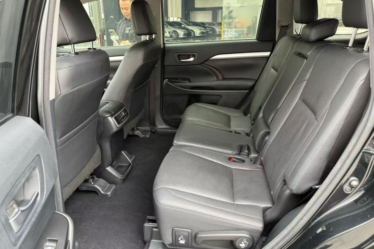Used Toyota Highlander 2018 2.0T Four-Wheel Drive Luxury Edition 7 Seats China V Emission Standard Interior 4