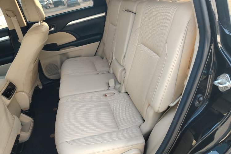 Used Toyota Highlander 2018 2.0T Two-Wheel Drive Elite Edition 7 Seats Emission Standard China V Interior 4