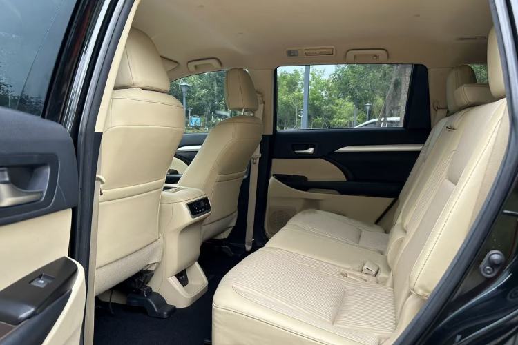 Used Toyota Highlander 2018 2.0T Two-Wheel Drive Elite Edition 7 Seats Emission Standard China V Interior 4