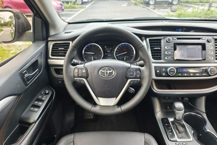 Used Toyota Highlander 2018 2.0T Two-Wheel Drive Luxury Edition 7 Seats China VI Standard Interior 4