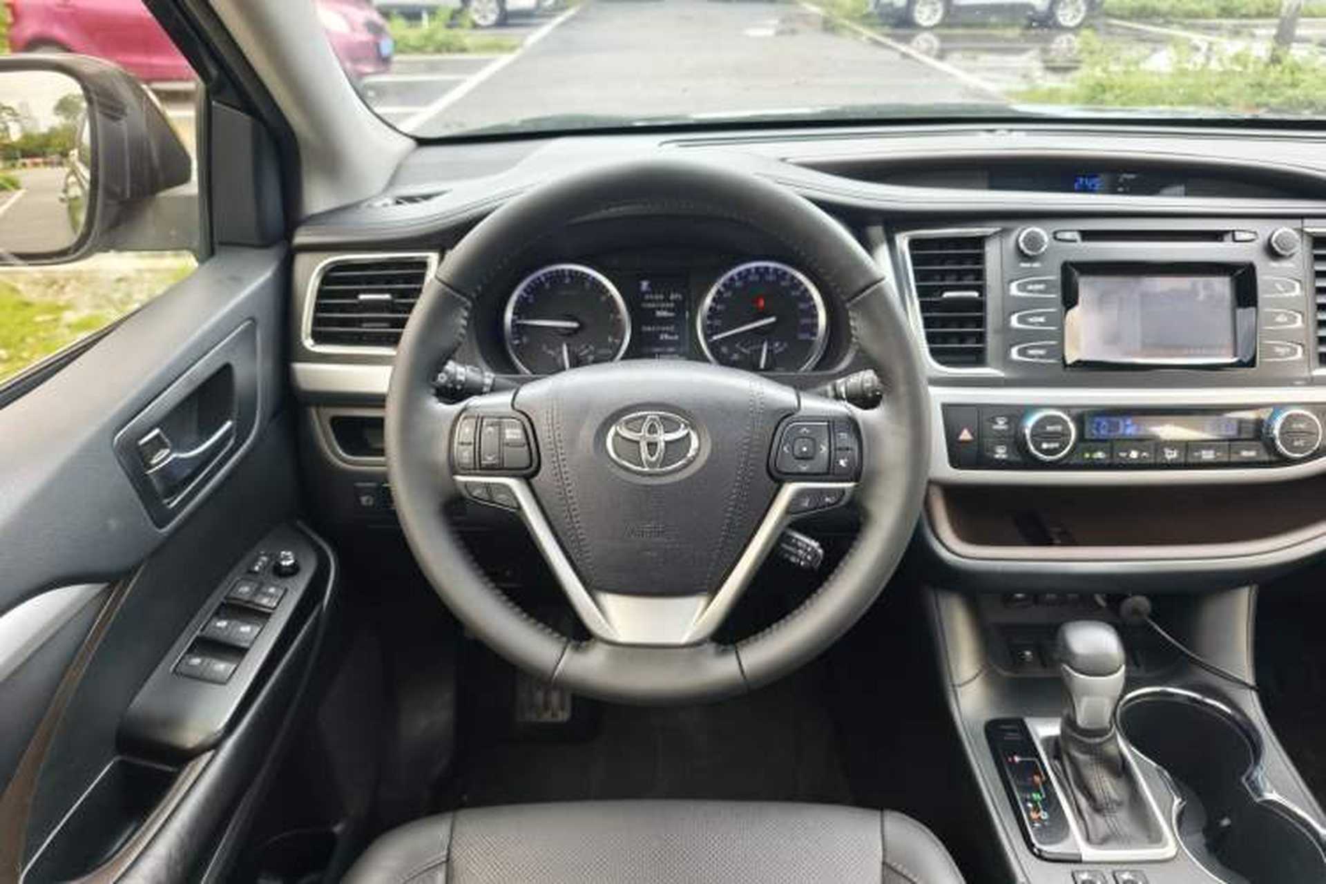 Used Toyota Highlander 2018 2.0T Two-Wheel Drive Luxury Edition 7 Seats China VI Standard Interior 4