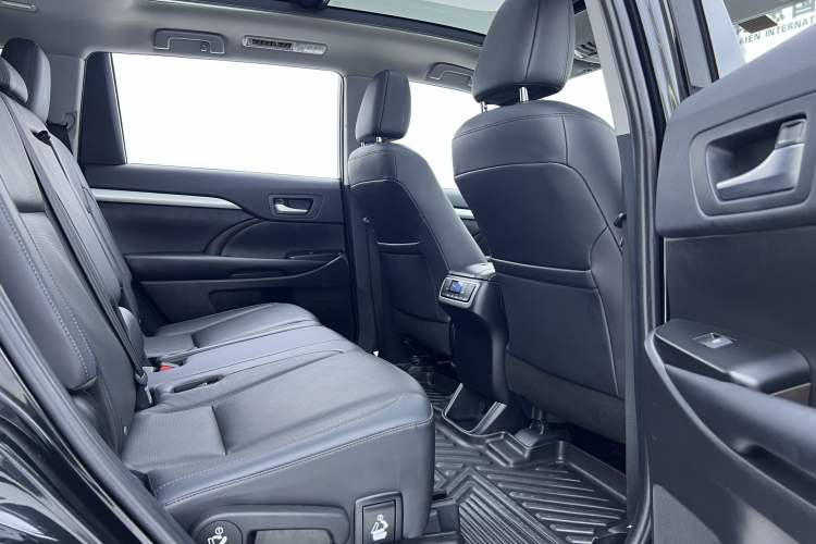 Used Toyota Highlander 2018 2.0T Four-Wheel Drive Luxury Version 7 Seats China VI Standard Interior 5