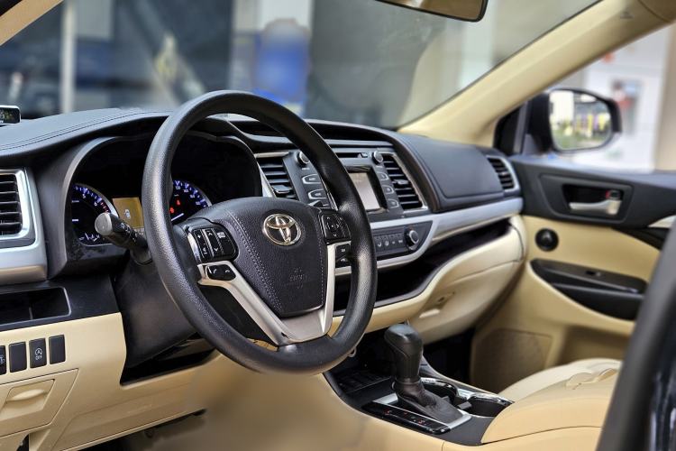 Used Toyota Highlander 2018 2.0T Two-Wheel Drive Elite Edition 5 Seats Emission Standard China V Interior 5