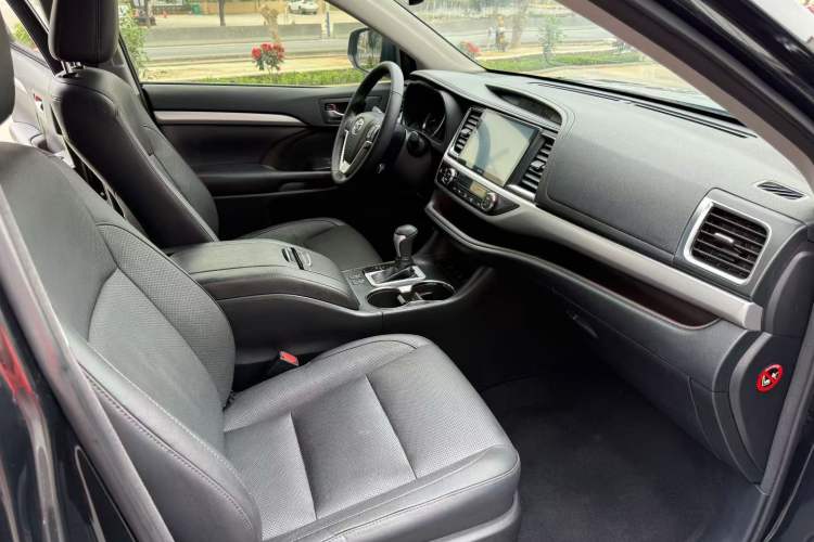 Used Toyota Highlander 2018 2.0T Four-Wheel Drive Luxury Edition 7 Seats China V Emission Standard Interior 5