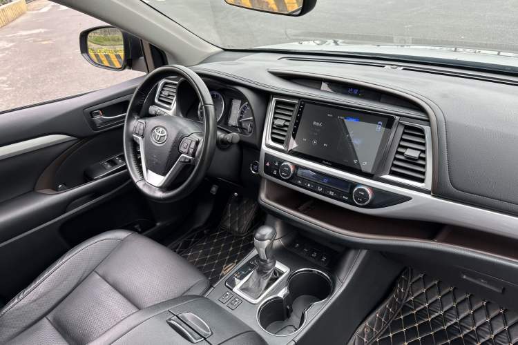 Used Toyota Highlander 2018 2.0T Four-Wheel Drive Luxury Version 7 Seats China VI Standard Interior 5