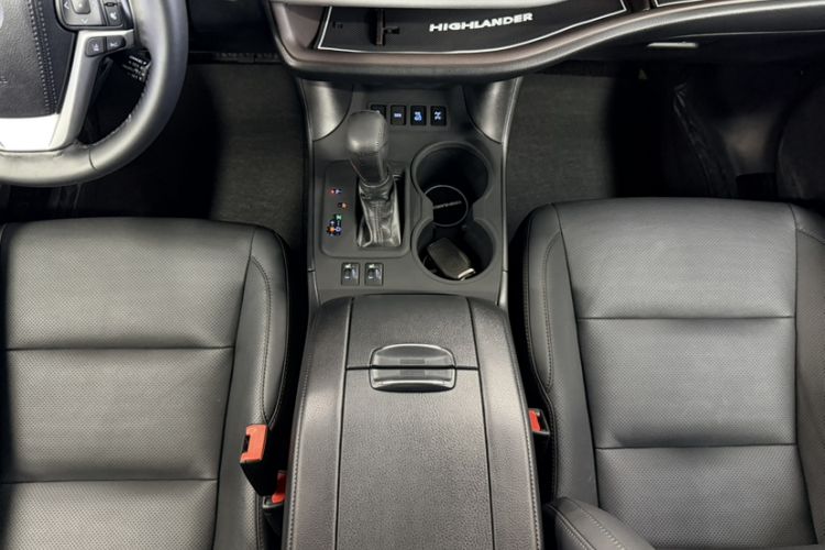Used Toyota Highlander 2018 2.0T Four-Wheel Drive Prestige Version 7 Seats China VI Standard Interior 5