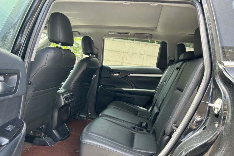 Used Toyota Highlander 2018 2.0T Four-Wheel Drive Luxury Version 7 Seats China VI Standard Interior 5