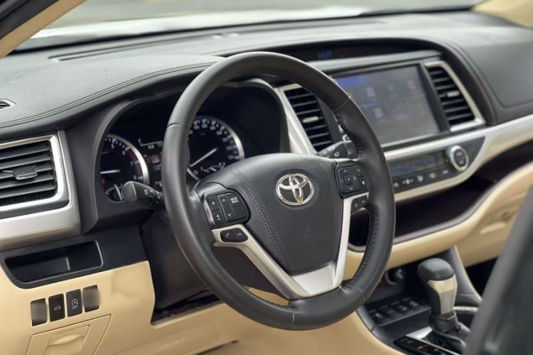 Used Toyota Highlander 2018 2.0T Four-Wheel Drive Luxury Version 7 Seats China VI Standard Interior 5