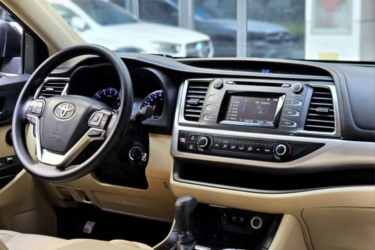 Used Toyota Highlander 2018 2.0T Two-Wheel Drive Elite Edition 5 Seats Emission Standard China V Interior 6