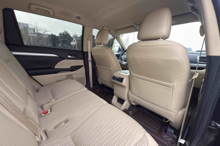 Used Toyota Highlander 2018 2.0T Two-Wheel Drive Elite Edition 5 Seats Emission Standard China V Interior 6