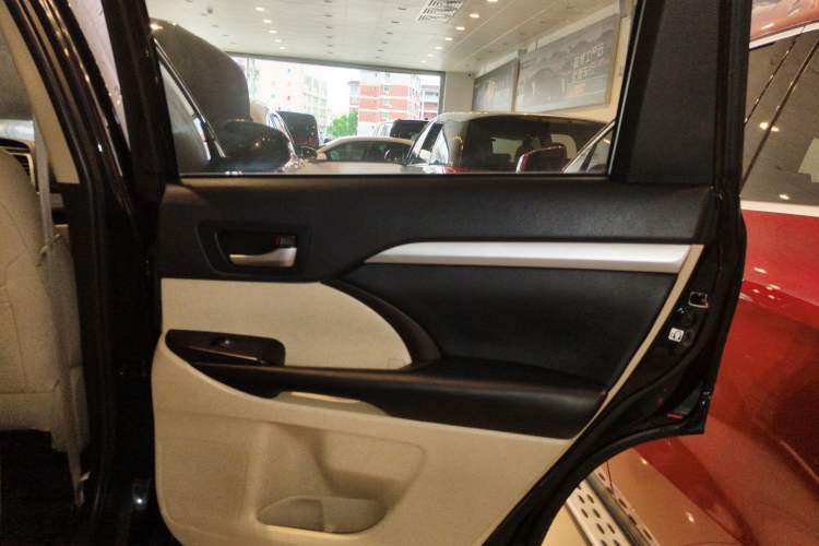Used Toyota Highlander 2018 2.0T Four-Wheel Drive Knight Edition 7 Seats China VI Standard Interior 6