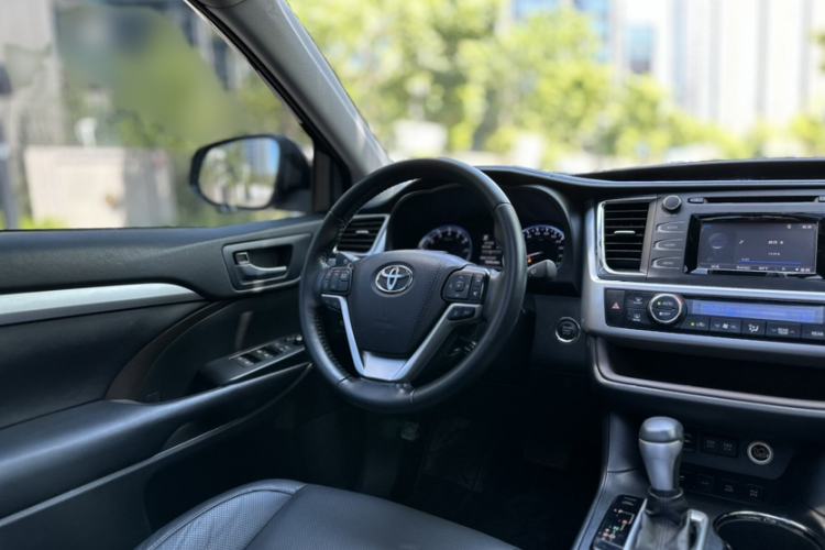 Used Toyota Highlander 2018 2.0T Four-Wheel Drive Luxury Version 7 Seats China VI Standard Interior 6