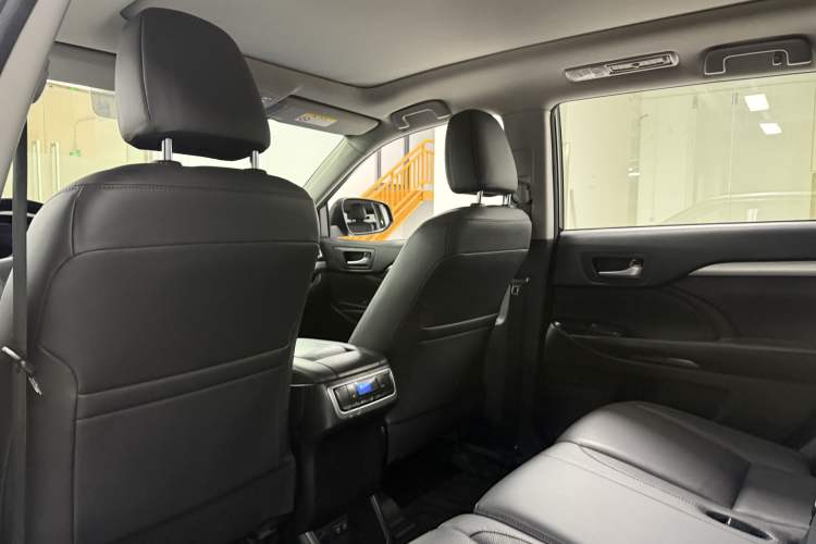 Used Toyota Highlander 2018 2.0T Four-Wheel Drive Luxury Version 7 Seats China VI Standard Interior 6