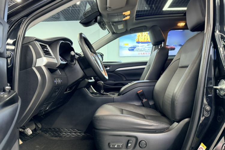 Used Toyota Highlander 2018 2.0T Four-Wheel Drive Prestige Version 7 Seats China VI Standard Interior 6