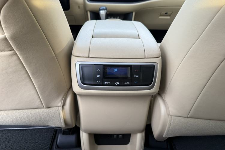 Used Toyota Highlander 2018 2.0T Four-Wheel Drive Luxury Version 7 Seats China VI Standard Interior 6