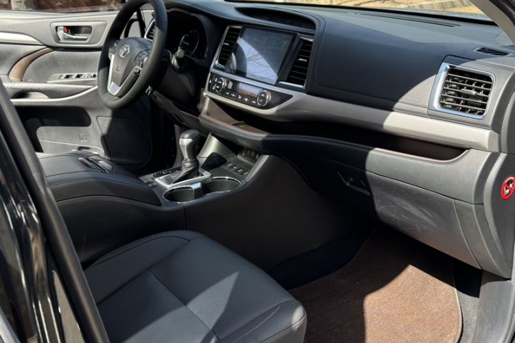 Used Toyota Highlander 2018 2.0T Four-Wheel Drive Luxury Edition 7 Seats China V Emission Standard Interior 7