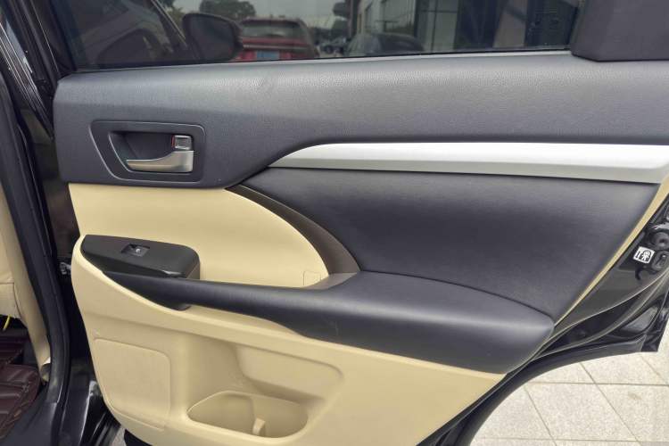 Used Toyota Highlander 2018 2.0T Two-Wheel Drive Elite Edition 5 Seats Emission Standard China V Interior 7