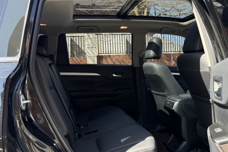 Used Toyota Highlander 2018 2.0T Four-Wheel Drive Luxury Edition 7 Seats China V Emission Standard Interior 8