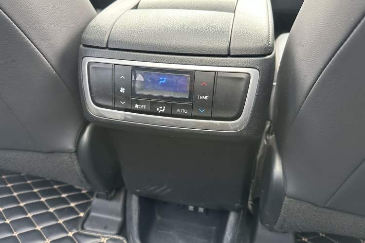 Used Toyota Highlander 2018 2.0T Four-Wheel Drive Luxury Version 7 Seats China VI Standard Interior 8