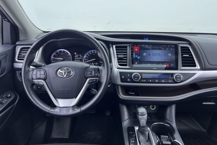 Used Toyota Highlander 2018 2.0T Four-Wheel Drive Luxury Version 7 Seats China VI Standard Interior 9