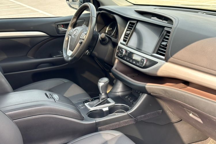 Used Toyota Highlander 2018 2.0T Four-Wheel Drive Prestige Version 7 Seats China VI Standard Interior 9
