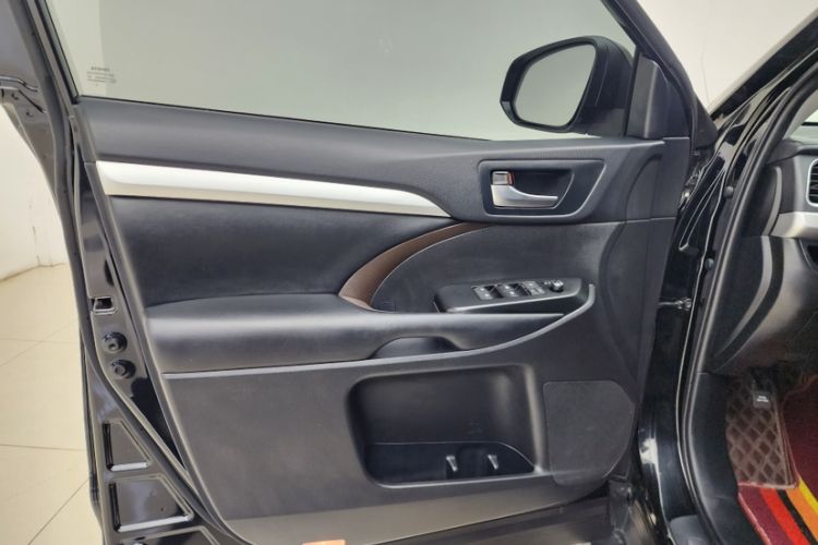 Used Toyota Highlander 2018 2.0T Four-Wheel Drive Luxury Version 7 Seats China VI Standard Interior 9