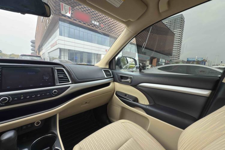 Used Toyota Highlander 2018 2.0T Two-Wheel Drive Elite Edition 5 Seats Emission Standard China V Interior 9