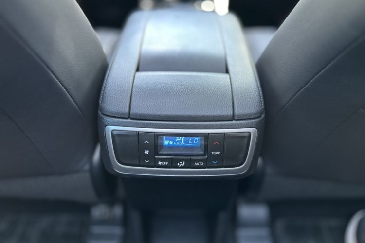 Used Toyota Highlander 2018 2.0T Four-Wheel Drive Luxury Version 7 Seats China VI Standard Interior 9