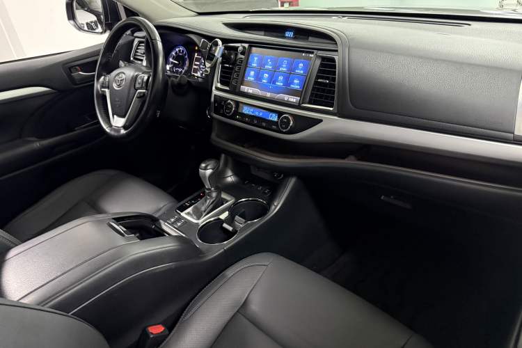 Used Toyota Highlander 2018 2.0T Four-Wheel Drive Luxury Version 7 Seats China VI Standard Interior 9