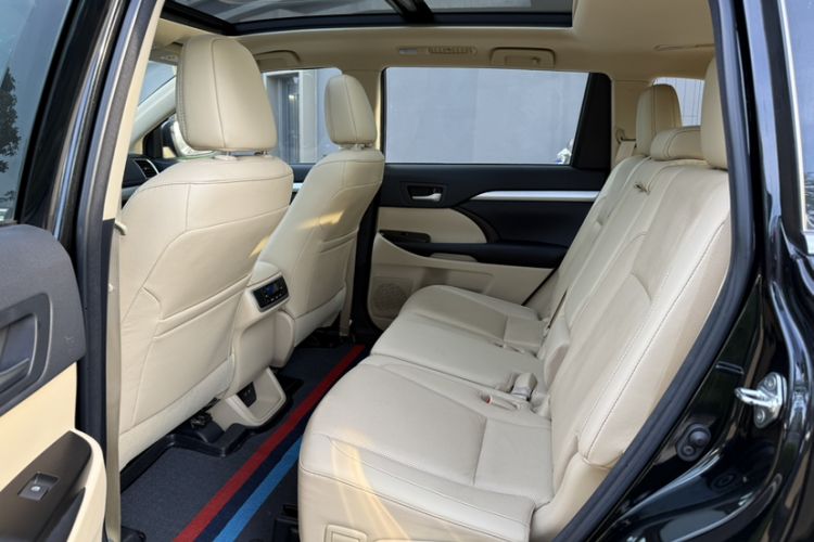 Used Toyota Highlander 2018 2.0T Four-Wheel Drive Luxury Version 7 Seats China VI Standard Interior 9