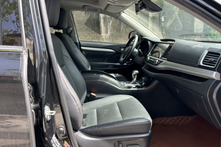 Used Toyota Highlander 2018 2.0T Four-Wheel Drive Luxury Version 7 Seats China VI Standard Interior 9