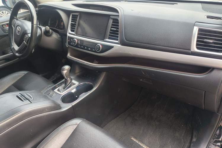 Used Toyota Highlander 2018 2.0T Four-Wheel Drive Prestige Version 7 Seats China VI Standard Interior 9