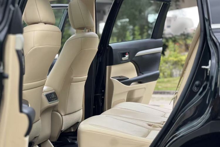 Used Toyota Highlander 2018 2.0T Four-Wheel Drive Luxury Version 7 Seats China VI Standard Interior 9