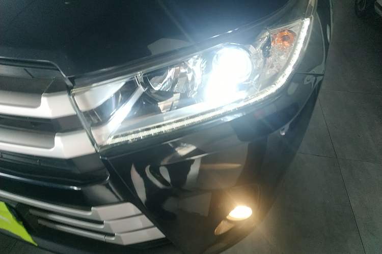 Used Toyota Highlander 2018 2.0T Four-Wheel Drive Luxury Edition 7 Seats China V Emission Standard Left Front Headlight