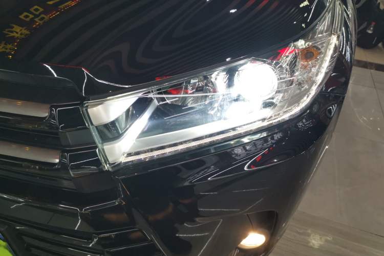 Used Toyota Highlander 2018 2.0T Four-Wheel Drive Luxury Edition 7 Seats China V Emission Standard Left Front Headlight