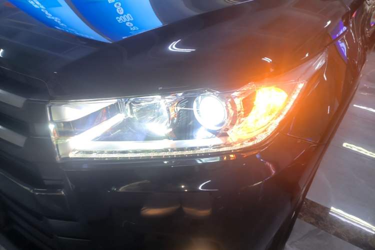 Used Toyota Highlander 2018 2.0T Four-Wheel Drive Luxury Version 7 Seats China VI Standard Left Front Headlight