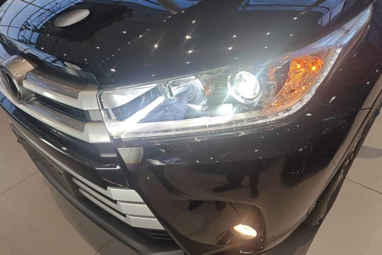 Used Toyota Highlander 2018 2.0T Two-Wheel Drive Luxury Edition 7 Seats China VI Standard Left Front Headlight