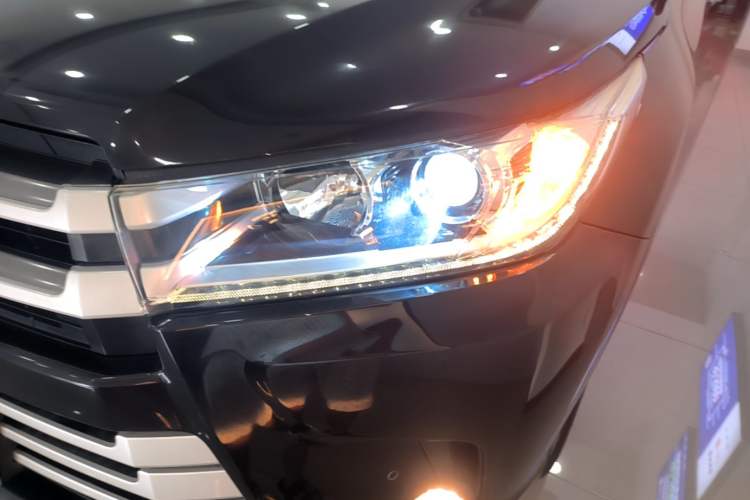 Used Toyota Highlander 2018 2.0T Four-Wheel Drive Luxury Edition 7 Seats China V Emission Standard Left Front Headlight