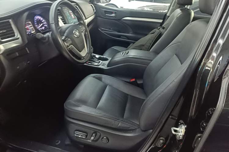 Used Toyota Highlander 2018 2.0T Two-Wheel Drive Luxury Edition 7 Seats China VI Standard Left Front Seat