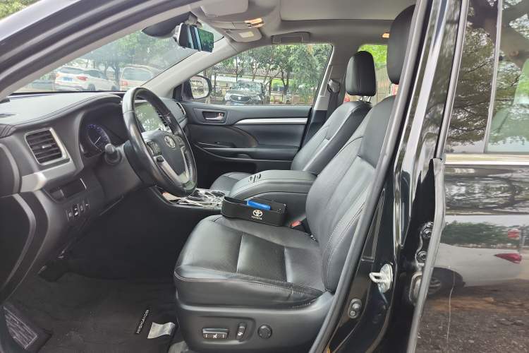 Used Toyota Highlander 2018 2.0T Two-Wheel-Drive Luxury Edition 7 Seats Emission Standard China V Left Front Seat