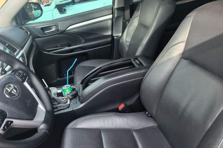 Used Toyota Highlander 2018 2.0T Two-Wheel-Drive Luxury Edition 7 Seats Emission Standard China V Left Front Seat