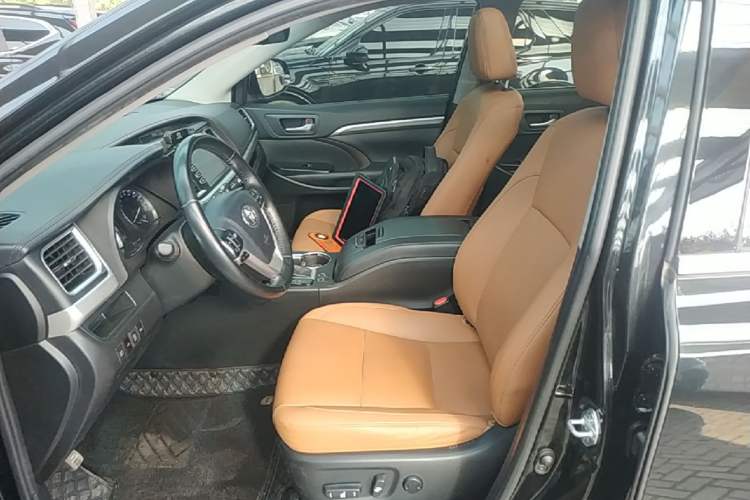Used Toyota Highlander 2018 2.0T Four-Wheel Drive Knight Edition 7 Seats China VI Standard Left Front Seat