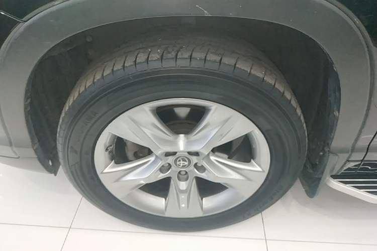 Used Toyota Highlander 2018 2.0T Two-Wheel Drive Luxury Edition 7 Seats China VI Standard Left Front Wheel Hub