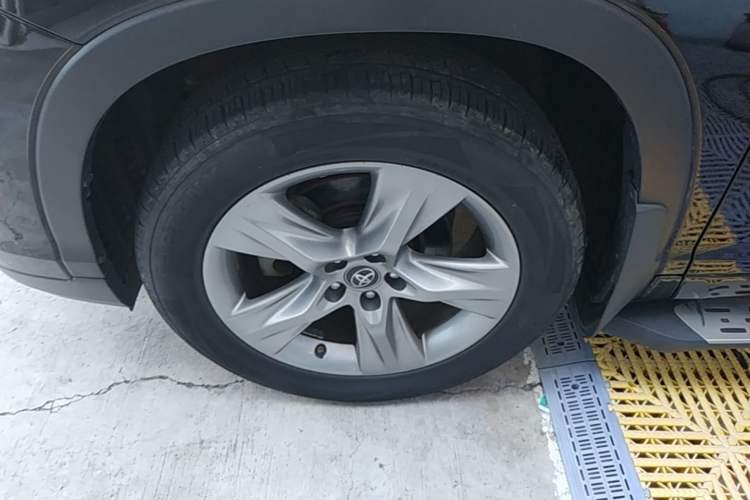 Used Toyota Highlander 2018 2.0T Four-Wheel Drive Luxury Version 7 Seats China VI Standard Left Front Wheel Hub