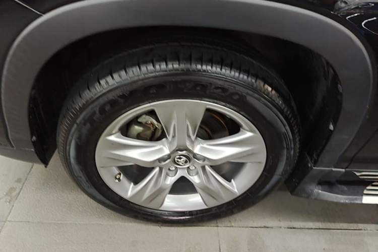 Used Toyota Highlander 2018 2.0T Four-Wheel Drive Luxury Version 7 Seats China VI Standard Left Front Wheel Hub