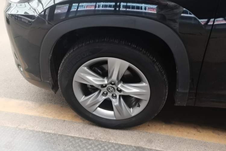 Used Toyota Highlander 2018 2.0T Four-Wheel Drive Luxury Version 7 Seats China VI Standard Left Front Wheel Hub