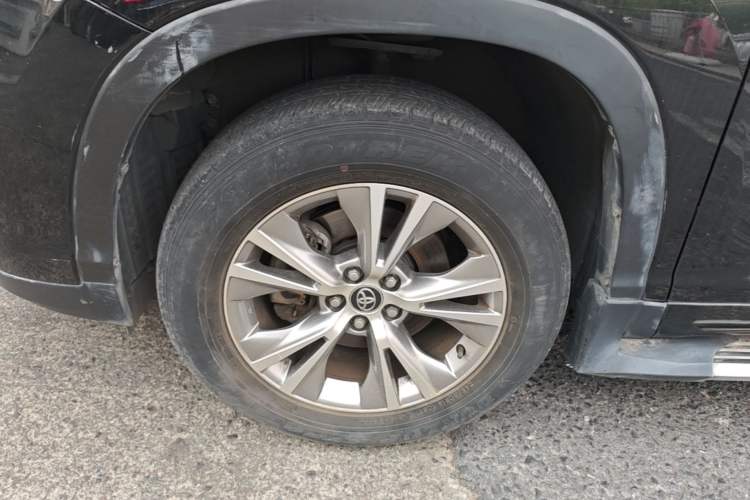 Used Toyota Highlander 2018 2.0T Two-Wheel Drive Elite Version 5 Seats China VI Standard Left Front Wheel Hub