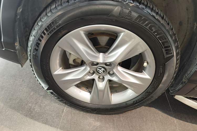 Used Toyota Highlander 2018 2.0T Four-Wheel Drive Luxury Version 7 Seats China VI Standard Left Front Wheel Hub