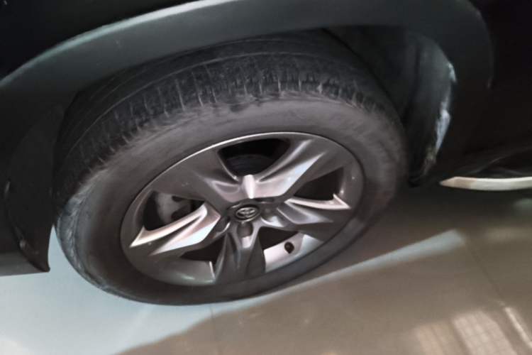 Used Toyota Highlander 2018 2.0T Four-Wheel Drive Luxury Version 7 Seats China VI Standard Left Front Wheel Hub