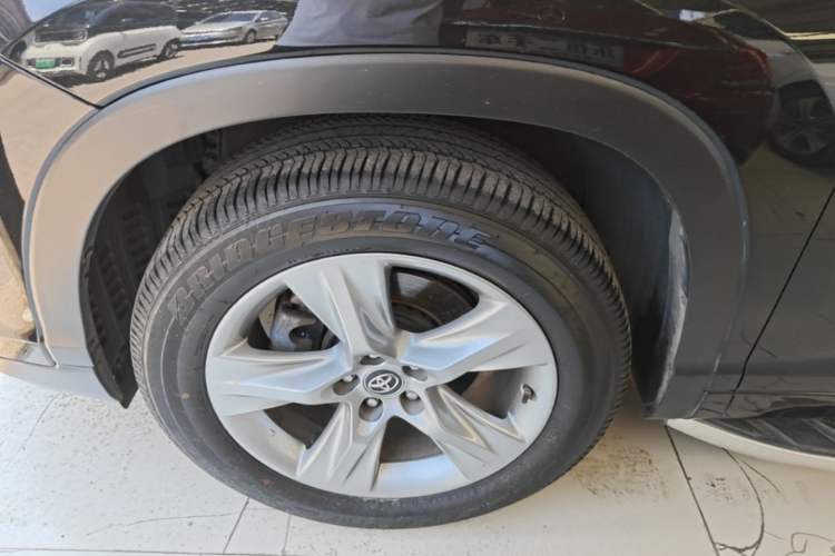 Used Toyota Highlander 2018 2.0T Four-Wheel Drive Luxury Edition 7 Seats China V Emission Standard Left Front Wheel Hub